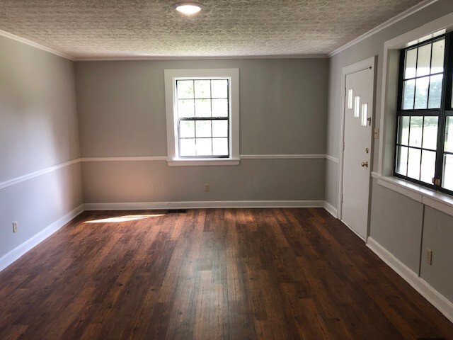 Building Photo - Renovated 2 Bedroom 2 Bath Home for Rent with Detached Garage!