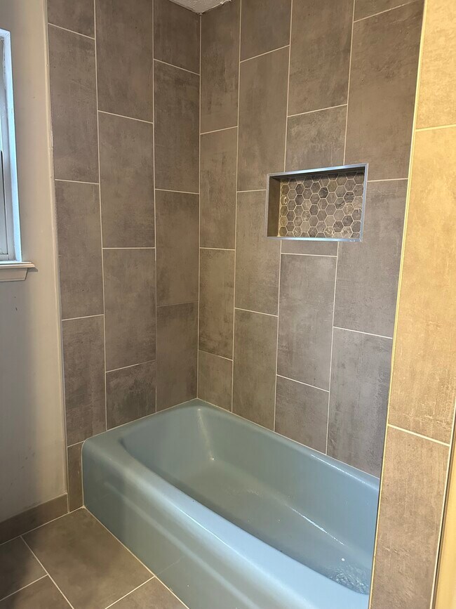 Building Photo - 6722 E 75th St S