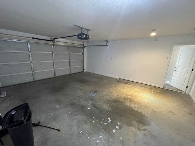 Building Photo - Loudon 3-bedroom 2-bathroom home with open layout on corner lot available 11/15