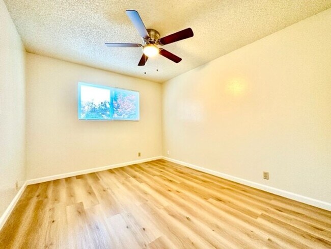 Interior Photo - 508 W Sacramento Ave
