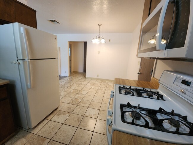 Building Photo - 615 Cowles Ave