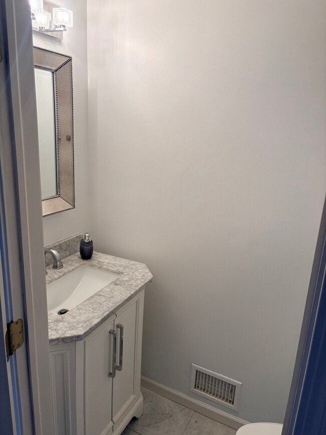 Building Photo - 610 Daisy Ln