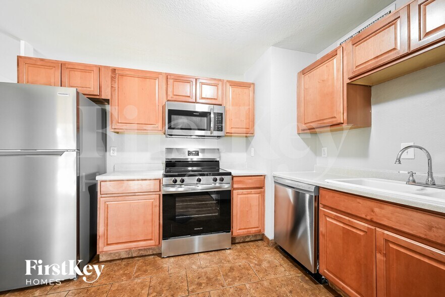 Building Photo - 15250 N 32nd Dr