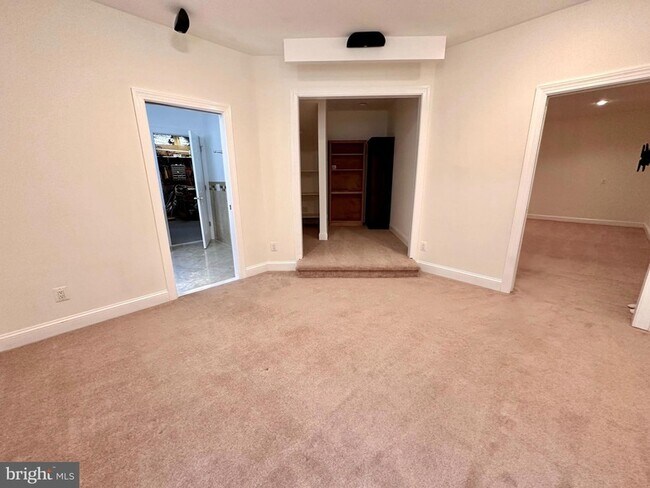 Building Photo - 307 Creek Valley Ln