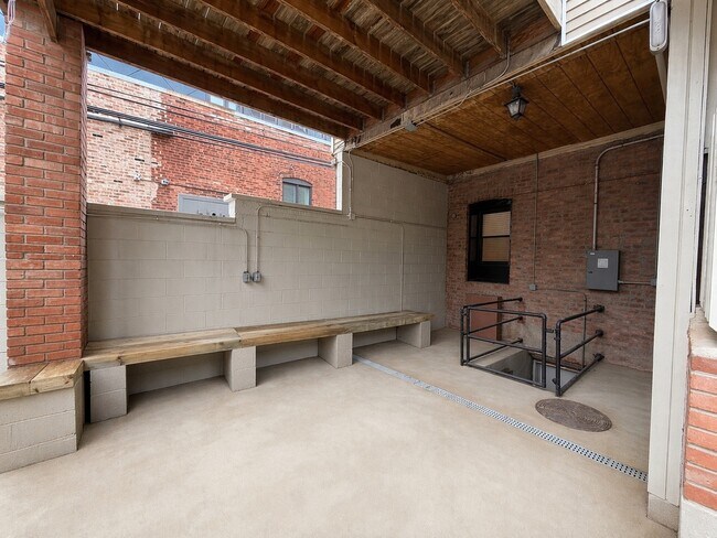 Building Photo - 1014 W George St