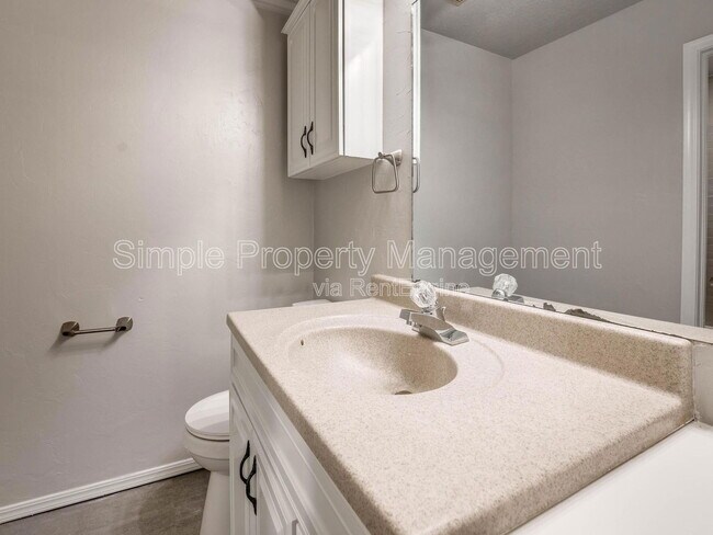 Building Photo - 1710 Hillcrest Dr