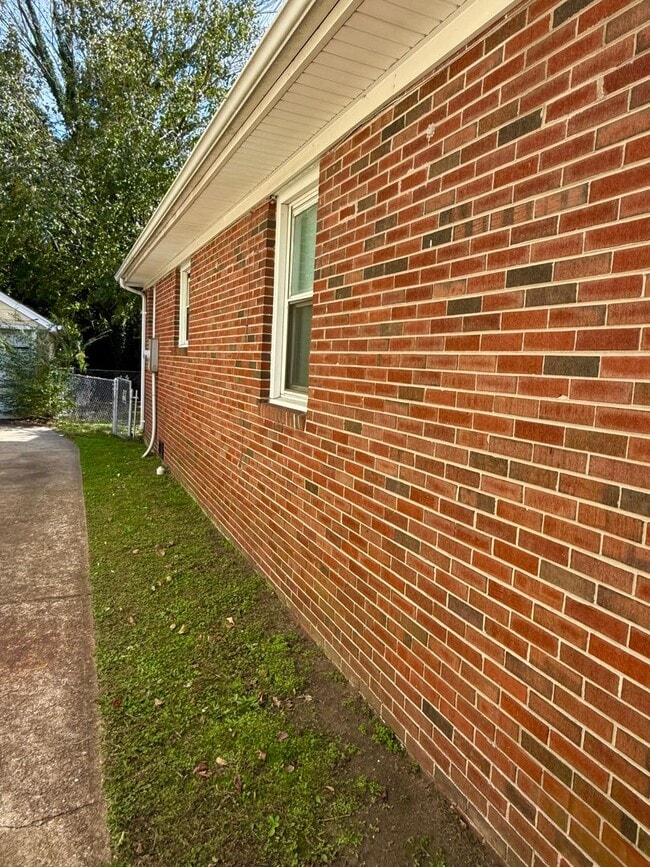 Building Photo - ***Renovated 3 Bedroom Ranch*Near Casino & Naval Hospital & Shipyard