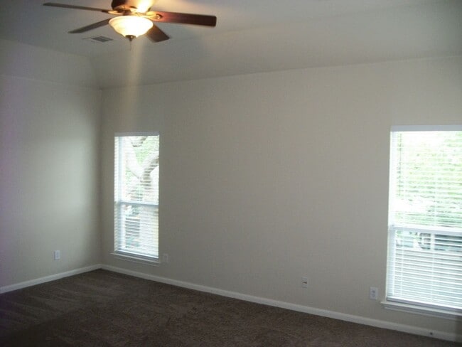 Building Photo - BEAUTIFUL HOME IN A GATED COMMUNITY!