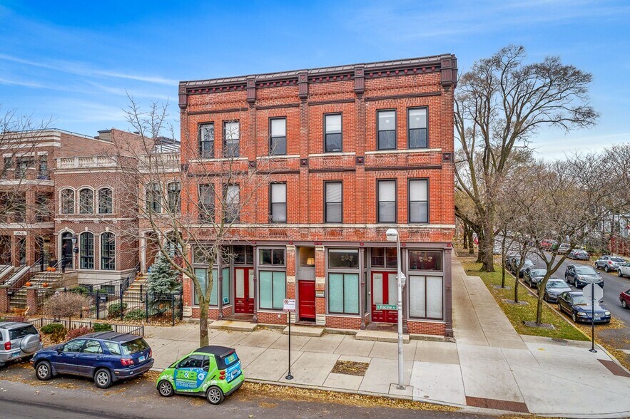 Building Photo - 2952 N Racine Ave