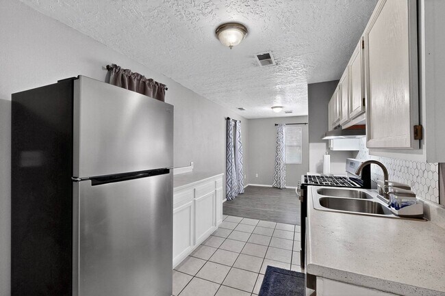 Building Photo - Historic Bungalow House 2 Bedroom 1 Bath- MOVE-IN Special