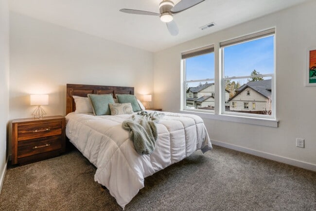 Building Photo - Beautiful home in SW Bend!  Large fenced i...