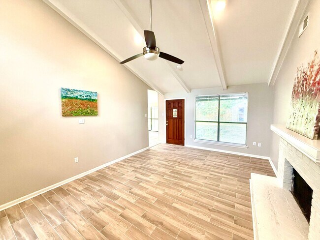 Building Photo - Stylish, Spacious & In a Prime Baton Rouge...