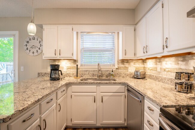 Building Photo - FURNISHED RENTAL FOR 3-12 MONTHS AVAILABLE MID-JUNE
