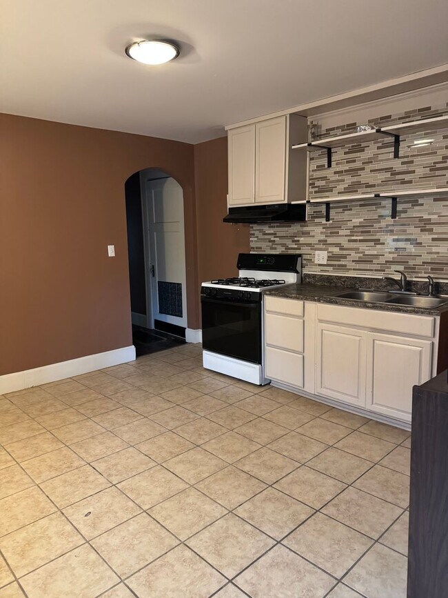 Building Photo - 713 S Market Ave