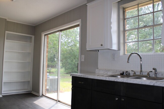 Building Photo - Charming 3 Bedroom, 1.5 Bath Home with Gar...