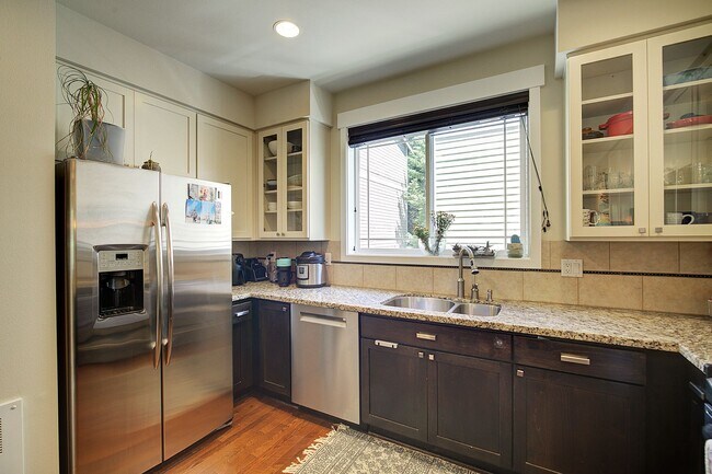 Building Photo - 2bd/2.5ba Seattle Townhome