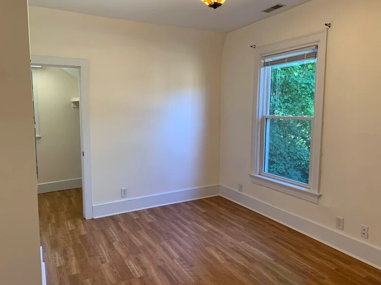 Building Photo - 430 E 2nd St