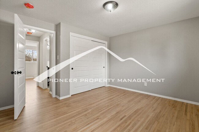 Building Photo - Gorgeous Home with Washer/Dryer and Fenced Yard