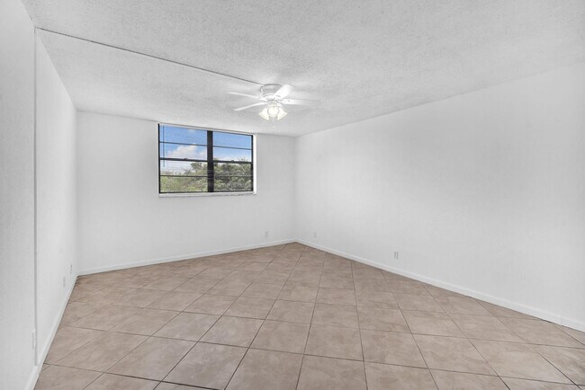 Building Photo - 3100 N Pine Island Rd