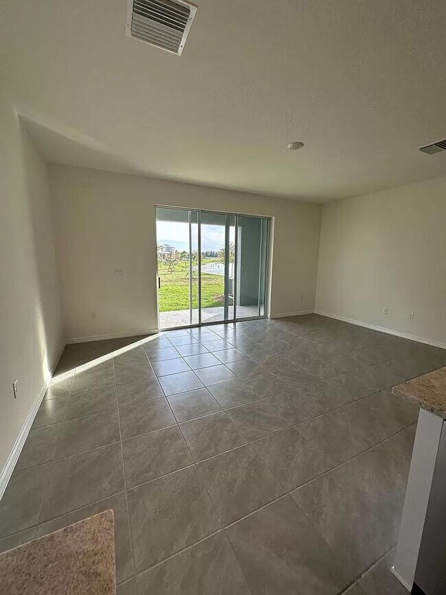 Building Photo - 3 Bedroom 2.5 Bath Townhouse