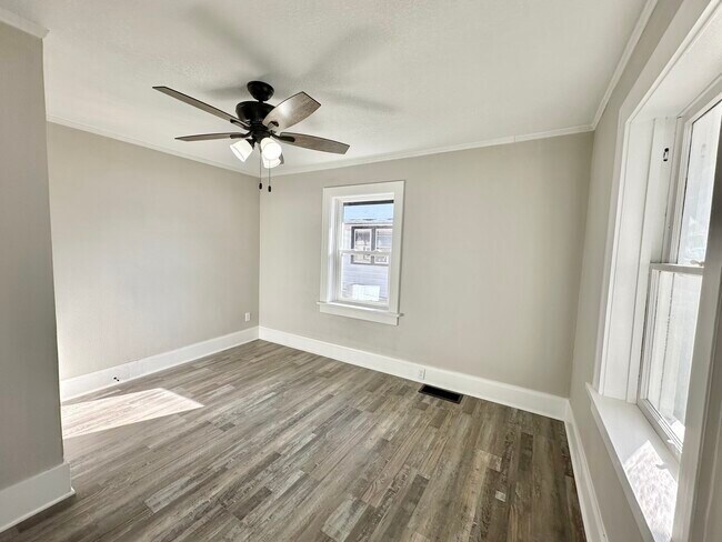 Building Photo - 1363 E 15th St