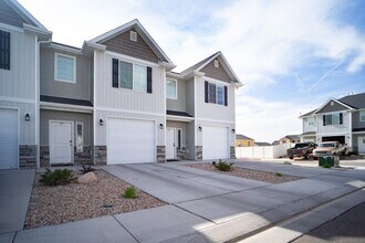 Building Photo - Townhome in The Fields