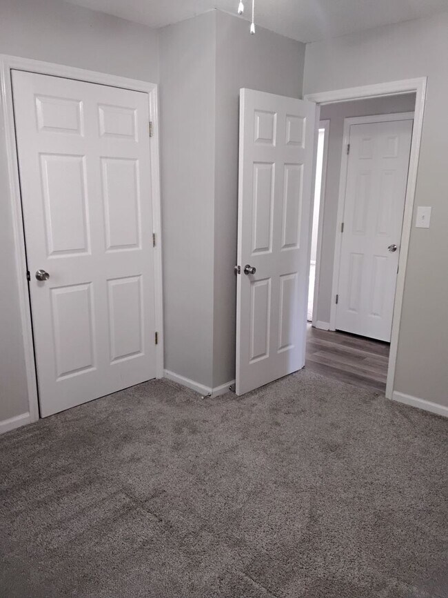 Building Photo - 422 Holly St