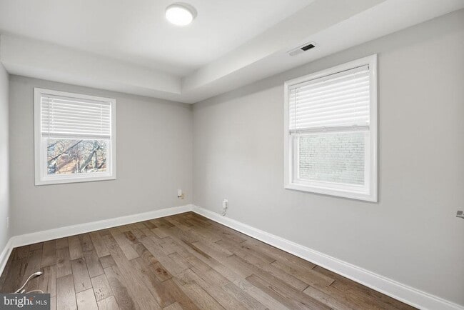 Building Photo - 422 Burbank St SE