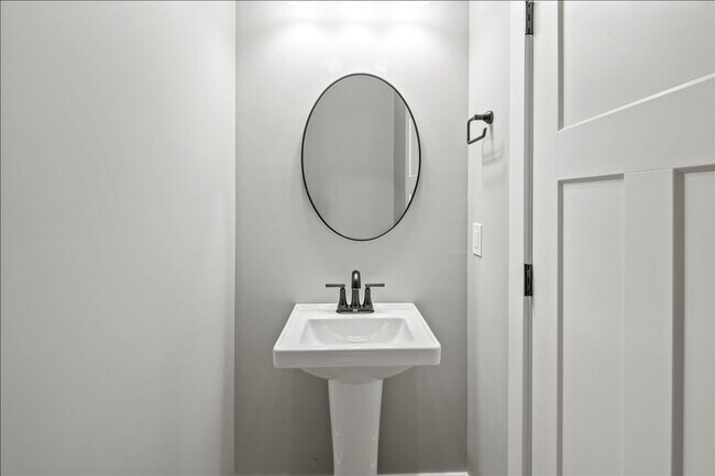 Building Photo - 617 W 39th St