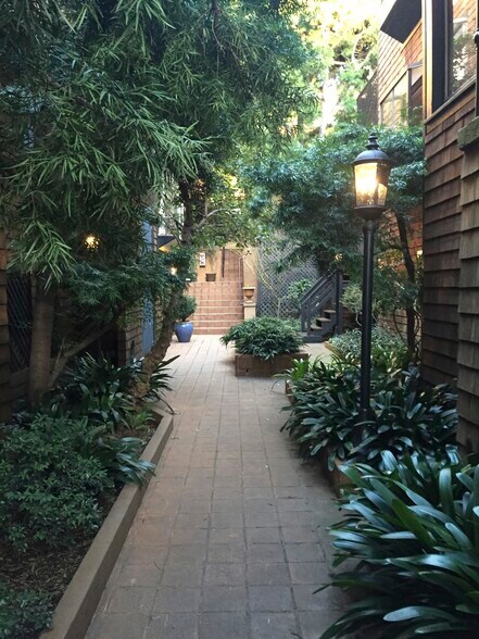 Courtyard - Access to Mail. View from the main bedroom. - 2546 Polk St