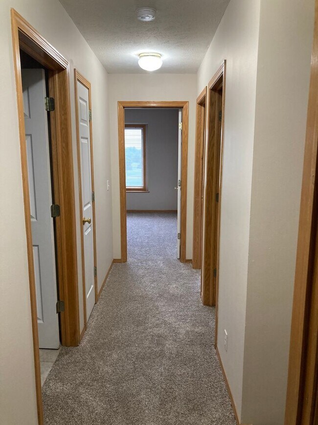 Building Photo - 3200 S 79th 4bed/3bath