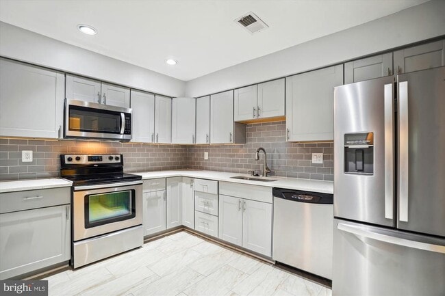 Building Photo - 2970 Schubert Dr