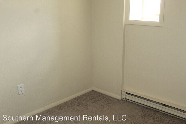 Building Photo - 2 br, 1 bath House - 641 W Broadway  unit 3