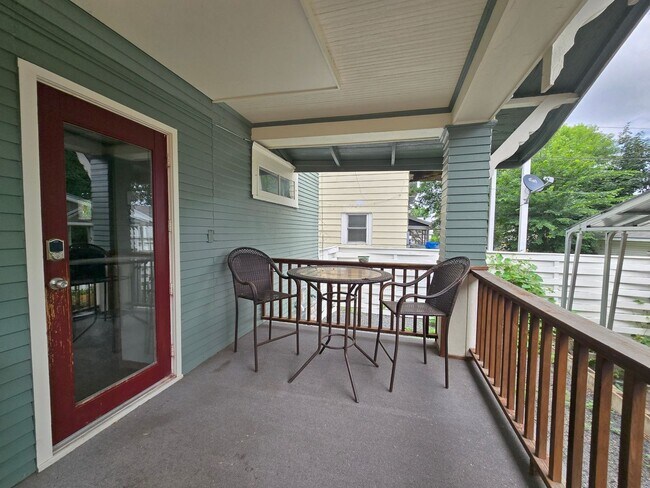 Building Photo - SINGLE FAMILY HOME! Great Location! Laundry, Wood Floors and Parking!