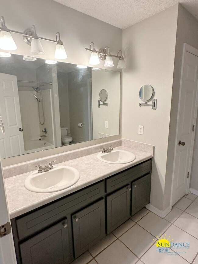 Building Photo - Open layout 3 Bedroom home in Navarre!