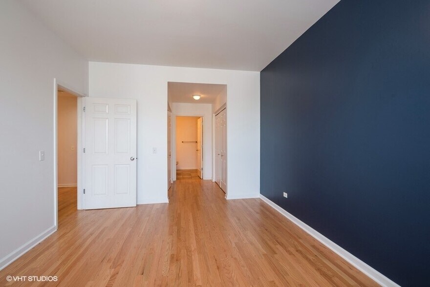 Building Photo - 2040 W Belmont Ave