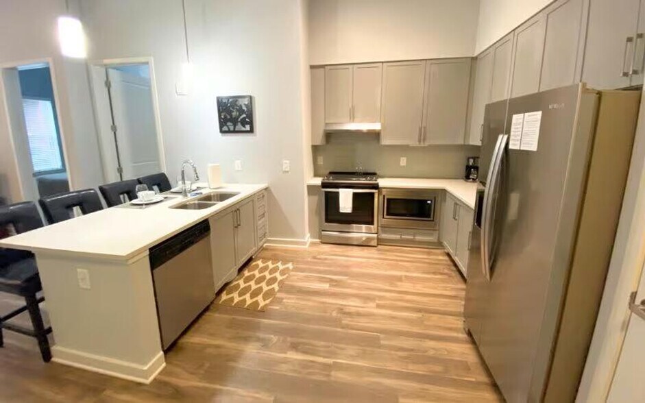 Building Photo - 225 Sandy Springs Cir