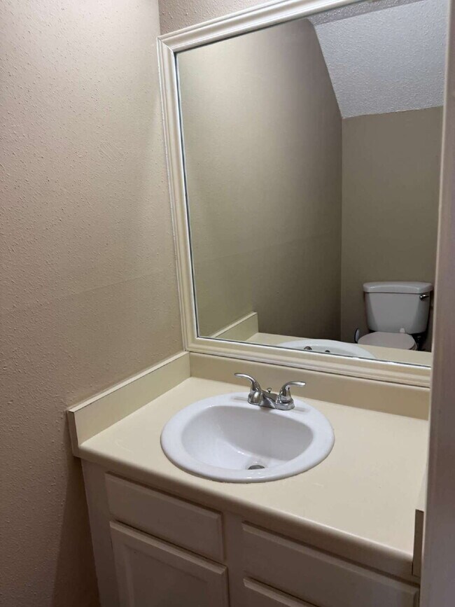 Building Photo - Private Condo Close to the Medical Center