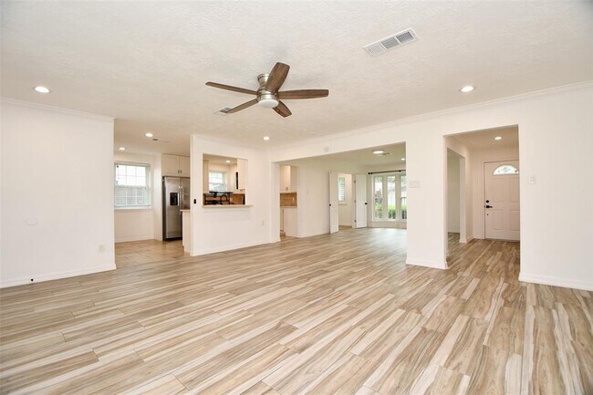 Building Photo - 5951 Beaudry Dr