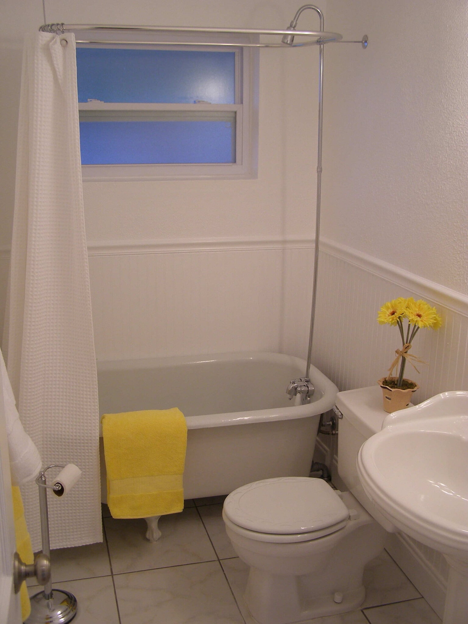 Hall bath - 5872 40th Ave N