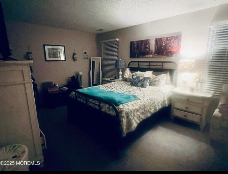 Building Photo - 182 Tulip Ln