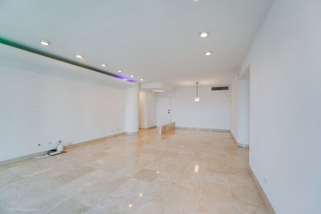 Building Photo - Stunning Waterfront Living in South Brickell