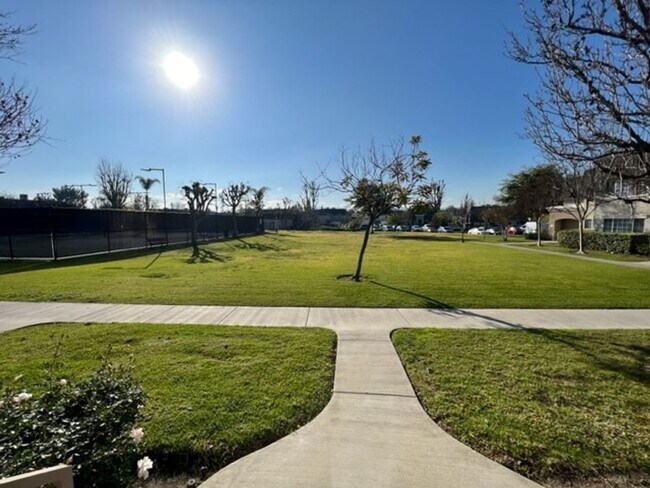 Building Photo - Beautiful 3 Bedroom + 1.5 Bath Townhouse in highly desirable Briarcliffe community!