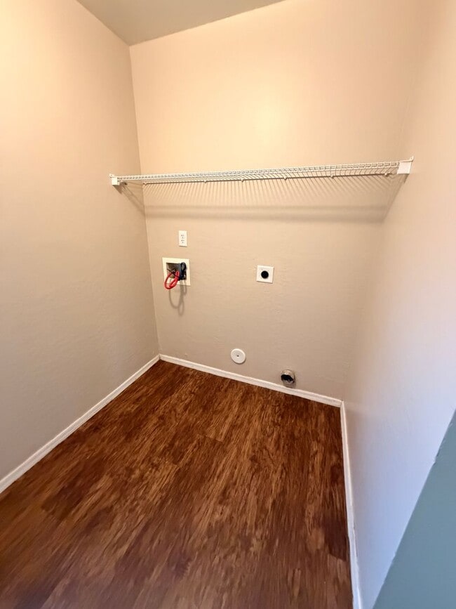 Building Photo - Refinished 4 by 2.5 Avondale Home - Corner...