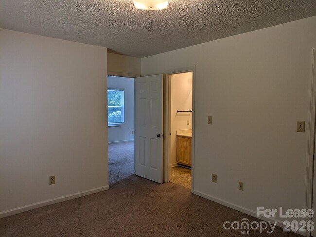 Building Photo - 113 Birdie Ct