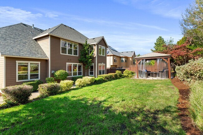 Building Photo - Stunning Large Home with 3 primary bedrooms + Tons of Amenities, Amazing Backyard !
