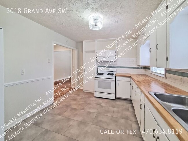 Building Photo - 3018 Grand Ave SW