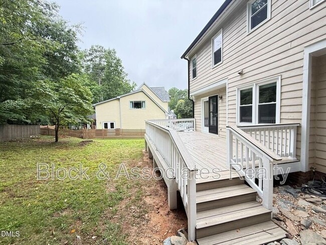 Building Photo - 401 Holly Berry Ln