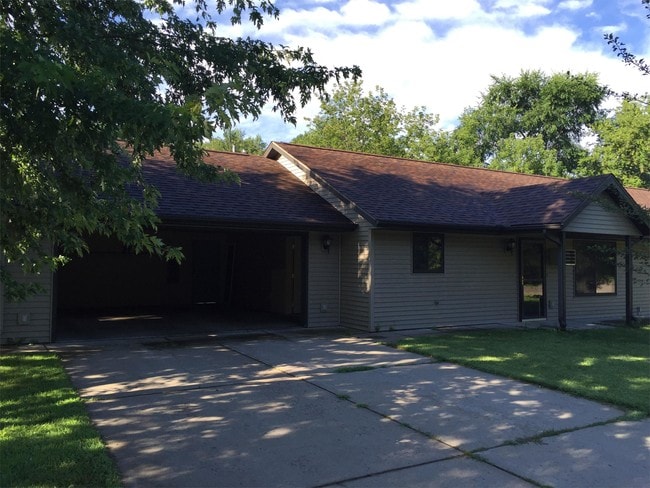 Building Photo - 11877 N 16th Ave