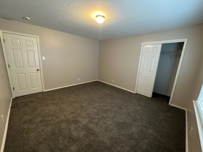 Building Photo - 2111 Red Rock Xing